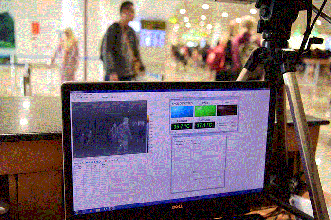 Kiểm tra thân nhiệt khách nhập cảnh sân bay, ngăn chặn dịch viêm phổi lạ từ Trung Quốc - 2