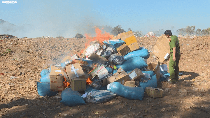 Tiêu hủy hơn 5000 sản phẩm hàng hóa không rõ nguồn gốc - 1