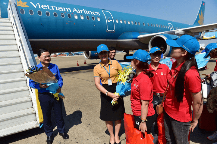 Hơn 1.000 người lao động tiêu biểu về quê đón Tết trên chuyến bay của Vietnam Airlines - 2