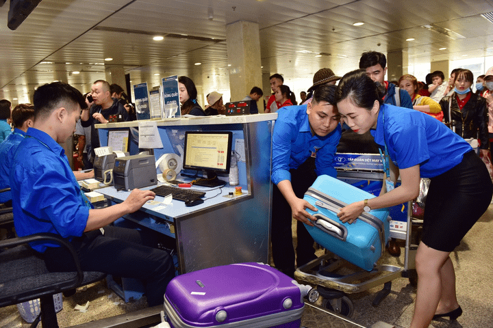 Hơn 1.000 người lao động tiêu biểu về quê đón Tết trên chuyến bay của Vietnam Airlines - 4