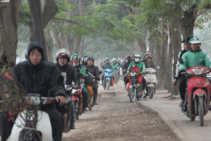 Bến xe vắng vẻ lạ thường, đường phố Thủ đô ùn ứ ngày 27 Tết - 3