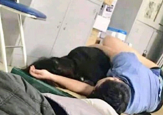 Đình chỉ 15 ngày bác sĩ bị tố ôm nữ sinh thực tập trong bệnh viện - 1