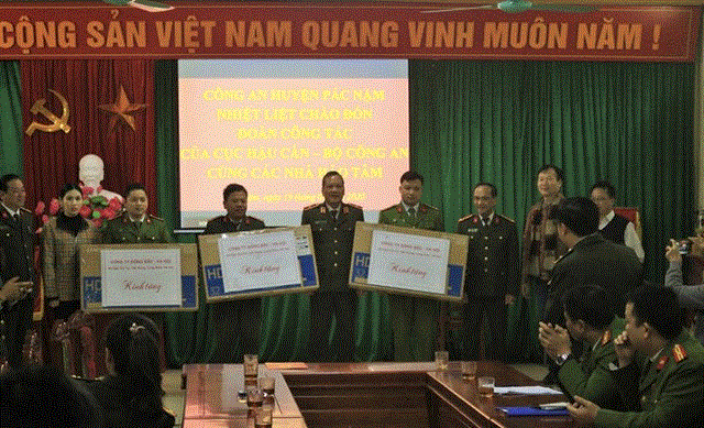 Cục Hậu cần - Bộ Công an chăm lo tết cho người nghèo Pác Nặm - 1