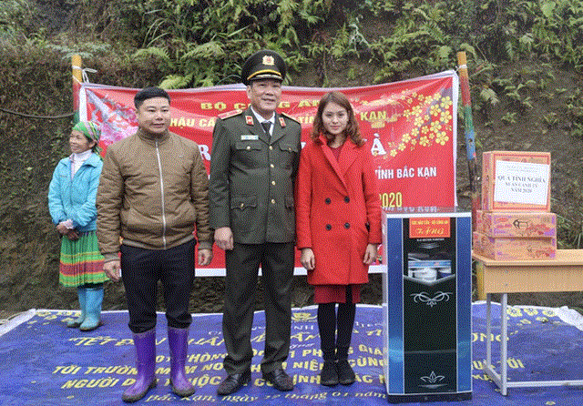 Cục Hậu cần - Bộ Công an chăm lo tết cho người nghèo Pác Nặm - 2