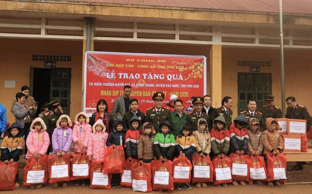 Cục Hậu cần - Bộ Công an chăm lo tết cho người nghèo Pác Nặm - 3
