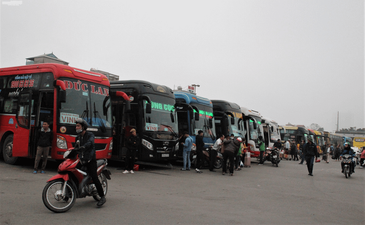 Bến xe vắng vẻ lạ thường, đường phố Thủ đô ùn ứ ngày 27 Tết - 6
