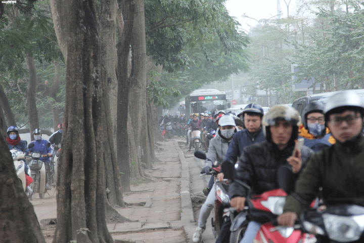 Bến xe vắng vẻ lạ thường, đường phố Thủ đô ùn ứ ngày 27 Tết - 2