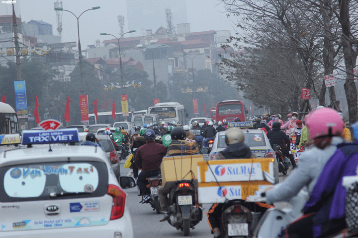 Bến xe vắng vẻ lạ thường, đường phố Thủ đô ùn ứ ngày 27 Tết - 1