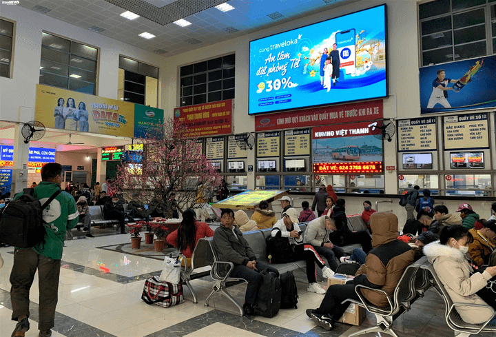 Bến xe vắng vẻ lạ thường, đường phố Thủ đô ùn ứ ngày 27 Tết - 9