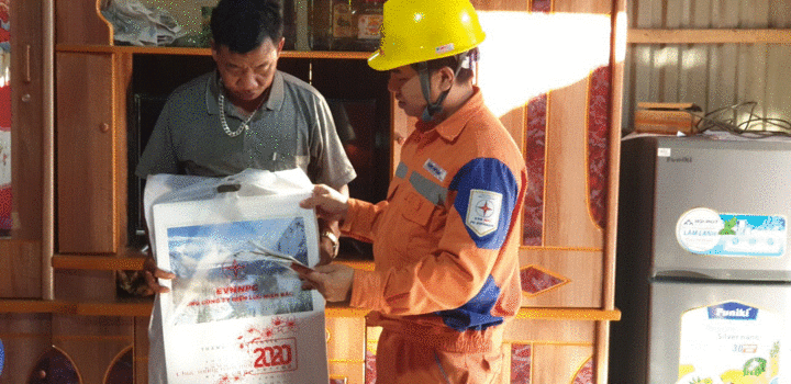 Gần 200 hộ dân xã Nậm Chua đón điện ngay trước thềm Tết Canh Tý 2020 - 2