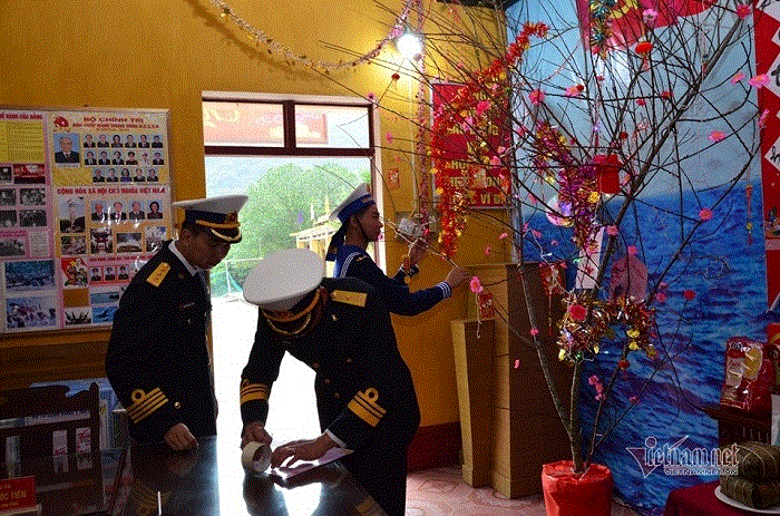 Lính hải quân bày lá gói bánh chưng, cùng nhau đón Tết cổ truyền nơi đảo xa - 1