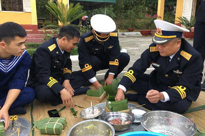 Lính hải quân bày lá gói bánh chưng, cùng nhau đón Tết cổ truyền nơi đảo xa - 11