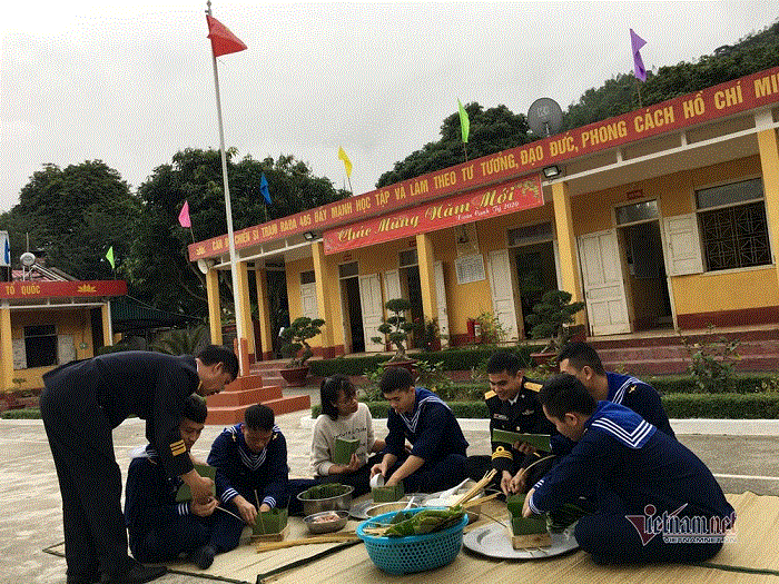 Lính hải quân bày lá gói bánh chưng, cùng nhau đón Tết cổ truyền nơi đảo xa - 7