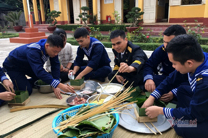 Lính hải quân bày lá gói bánh chưng, cùng nhau đón Tết cổ truyền nơi đảo xa - 10