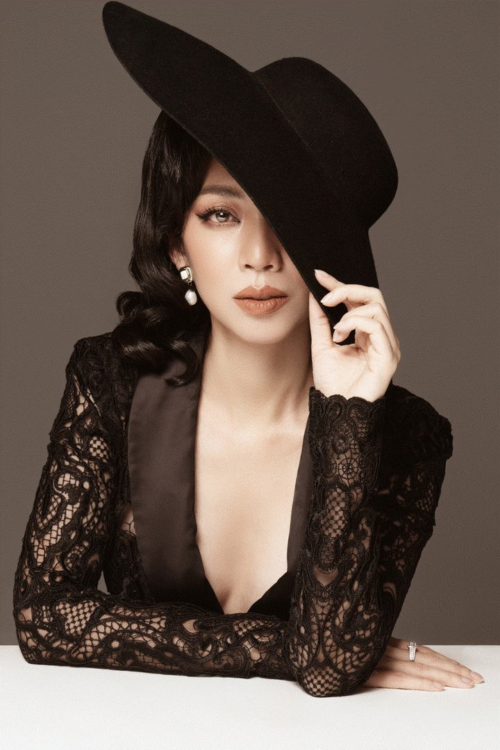 Không còn là 'Hoa hậu hài', Thu Trang hóa quý cô thập niên 80, khoe ngực đầy gợi cảm - 2