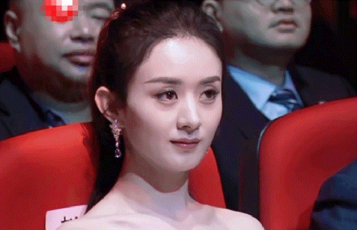 Triệu Lệ Dĩnh khó chịu khi bị đồng nghiệp mỉa mai ở lễ trao giải - 1