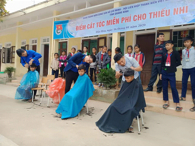 Giáo viên vùng biên quên nỗi buồn lương thưởng, lo cho trò Tết ấm - 1