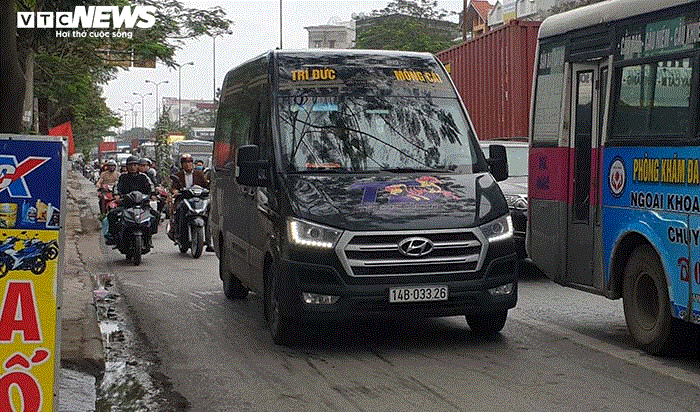 Ảnh: Xe biển xanh, biển đỏ đua nhau lấn làn xe máy trên cung đường 'tử thần' Hải Phòng - 10