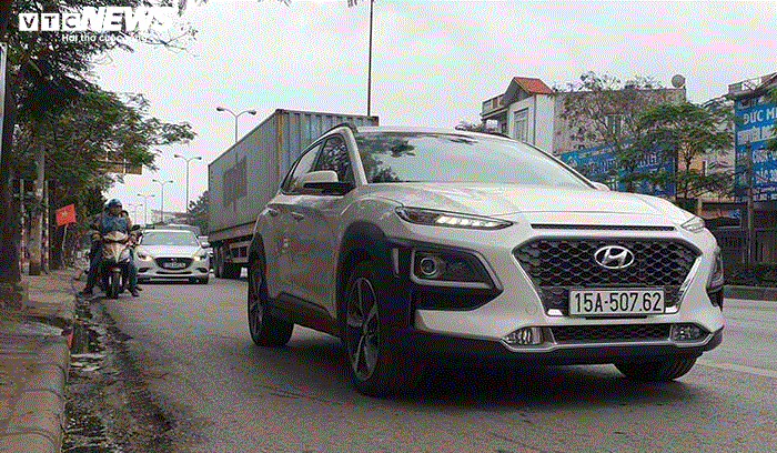 Ảnh: Xe biển xanh, biển đỏ đua nhau lấn làn xe máy trên cung đường 'tử thần' Hải Phòng - 11