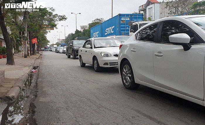 Ảnh: Xe biển xanh, biển đỏ đua nhau lấn làn xe máy trên cung đường 'tử thần' Hải Phòng - 12