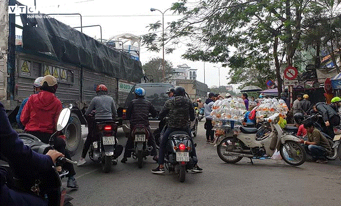 Ảnh: Xe biển xanh, biển đỏ đua nhau lấn làn xe máy trên cung đường 'tử thần' Hải Phòng - 14