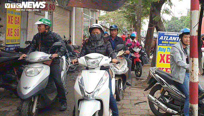 Ảnh: Xe biển xanh, biển đỏ đua nhau lấn làn xe máy trên cung đường 'tử thần' Hải Phòng - 6