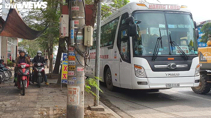 Ảnh: Xe biển xanh, biển đỏ đua nhau lấn làn xe máy trên cung đường 'tử thần' Hải Phòng - 7