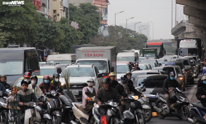 Người lao động về quê ăn Tết, cửa ngõ Hà Nội ùn tắc kéo dài - 3