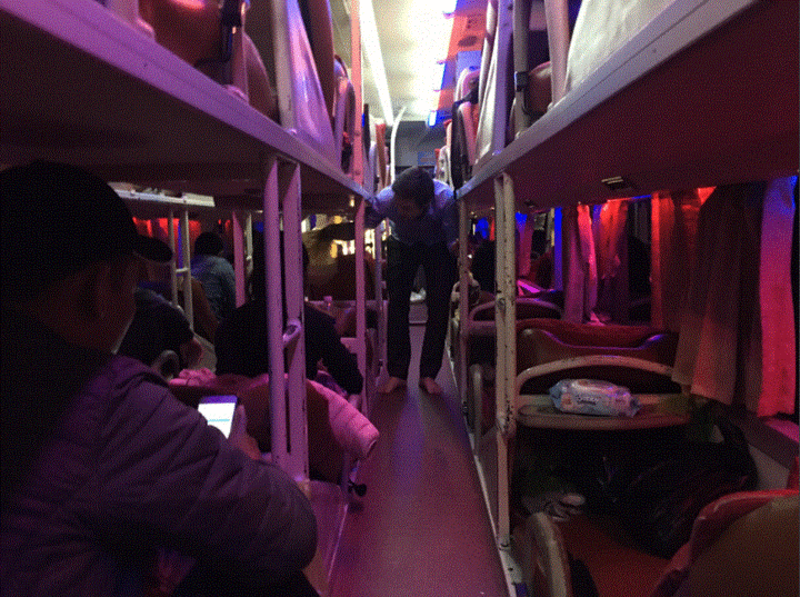Khốn khổ cảnh hành khách ăn 'cơm tù' trong xe giường nằm ngày Tết - 1