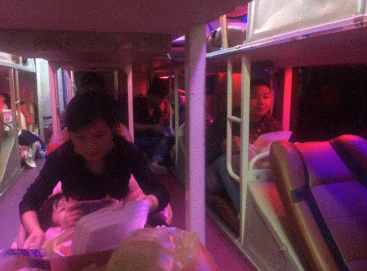 Khốn khổ cảnh hành khách ăn 'cơm tù' trong xe giường nằm ngày Tết - 8