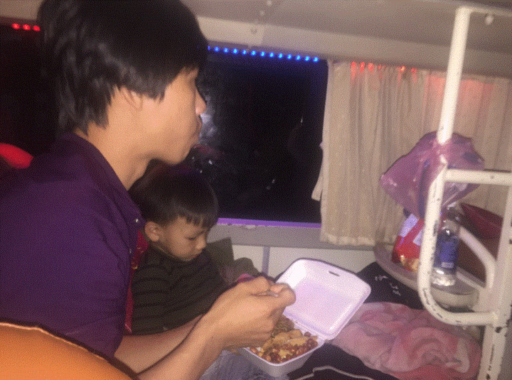 Khốn khổ cảnh hành khách ăn 'cơm tù' trong xe giường nằm ngày Tết - 7