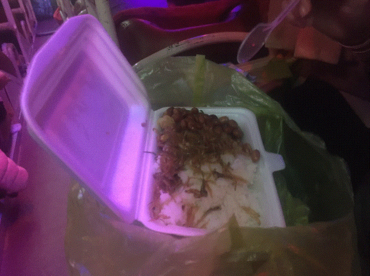 Khốn khổ cảnh hành khách ăn 'cơm tù' trong xe giường nằm ngày Tết - 6