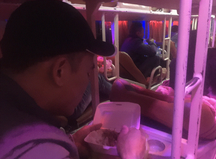 Khốn khổ cảnh hành khách ăn 'cơm tù' trong xe giường nằm ngày Tết - 9