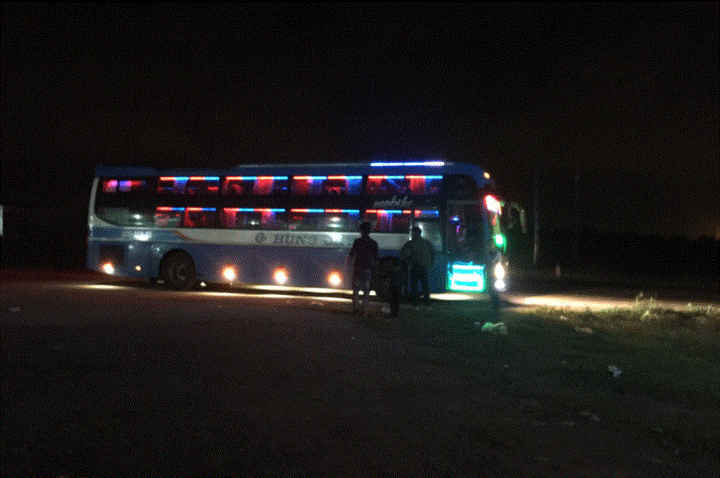 Khốn khổ cảnh hành khách ăn 'cơm tù' trong xe giường nằm ngày Tết - 2