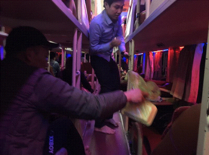 Khốn khổ cảnh hành khách ăn 'cơm tù' trong xe giường nằm ngày Tết - 5