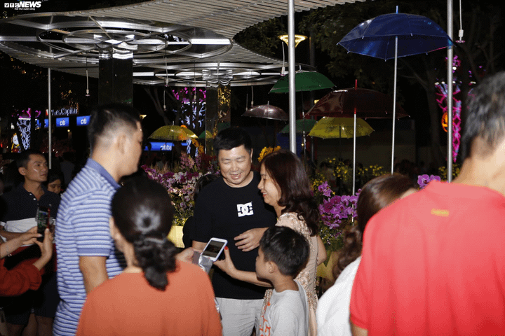 Hàng nghìn du khách tham dự lễ khai mạc đường hoa Nguyễn Huệ trong đêm - 4