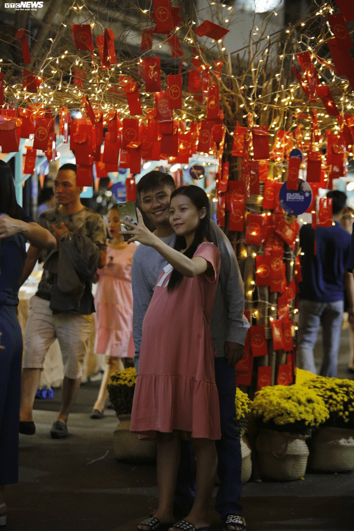 Hàng nghìn du khách tham dự lễ khai mạc đường hoa Nguyễn Huệ trong đêm - 6