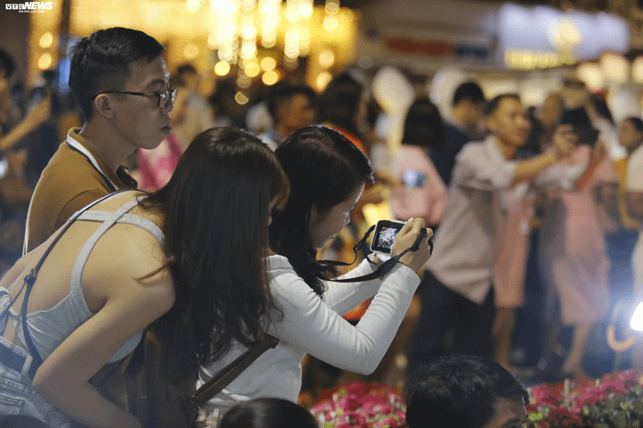 Hàng nghìn du khách tham dự lễ khai mạc đường hoa Nguyễn Huệ trong đêm - 5