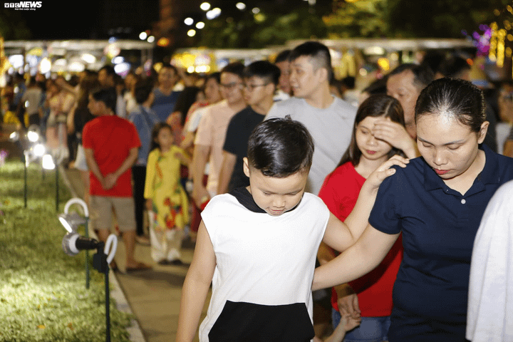 Hàng nghìn du khách tham dự lễ khai mạc đường hoa Nguyễn Huệ trong đêm - 2