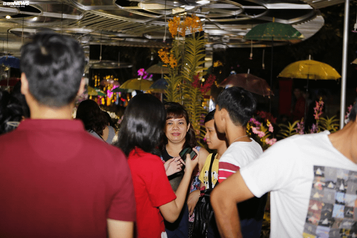 Hàng nghìn du khách tham dự lễ khai mạc đường hoa Nguyễn Huệ trong đêm - 3