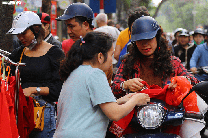 Phố Hà Nội tấp nập phiên chợ 'đại hạ giá' chiều 29 Tết - 3