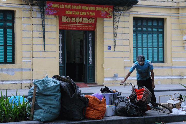 Phố Hà Nội tấp nập phiên chợ 'đại hạ giá' chiều 29 Tết - 7