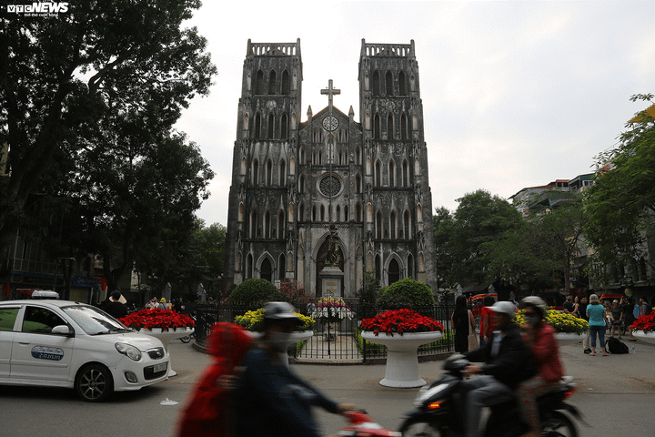 Phố Hà Nội tấp nập phiên chợ 'đại hạ giá' chiều 29 Tết - 9