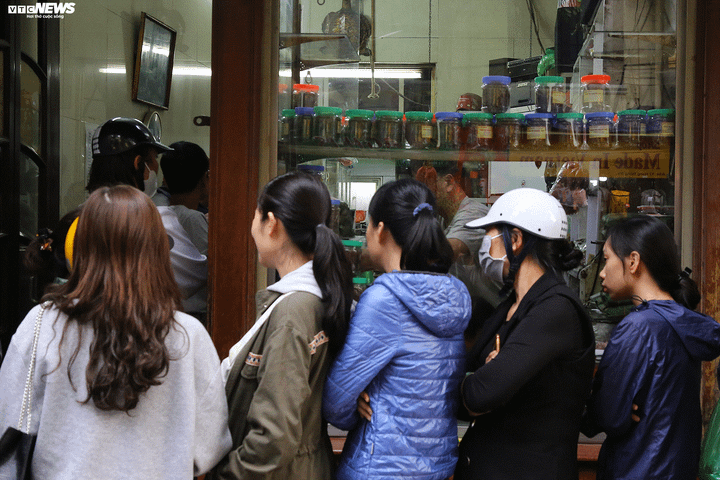 Phố Hà Nội tấp nập phiên chợ 'đại hạ giá' chiều 29 Tết - 6