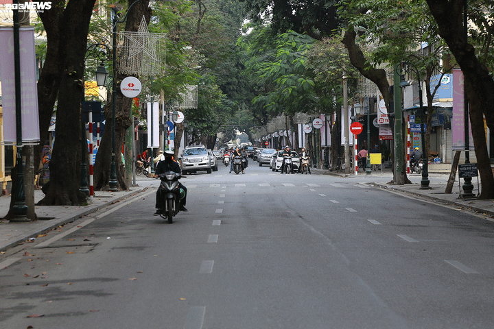 Phố Hà Nội tấp nập phiên chợ 'đại hạ giá' chiều 29 Tết - 8