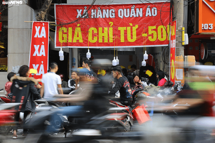 Phố Hà Nội tấp nập phiên chợ 'đại hạ giá' chiều 29 Tết - 4