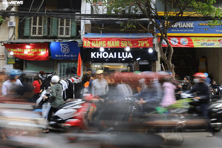 Phố Hà Nội tấp nập phiên chợ 'đại hạ giá' chiều 29 Tết - 5