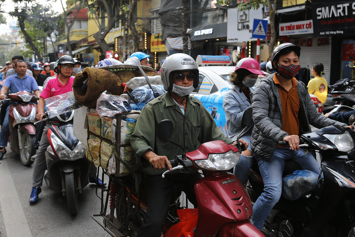 Phố Hà Nội tấp nập phiên chợ 'đại hạ giá' chiều 29 Tết - 1