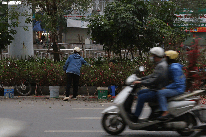 Phố Hà Nội tấp nập phiên chợ 'đại hạ giá' chiều 29 Tết - 18