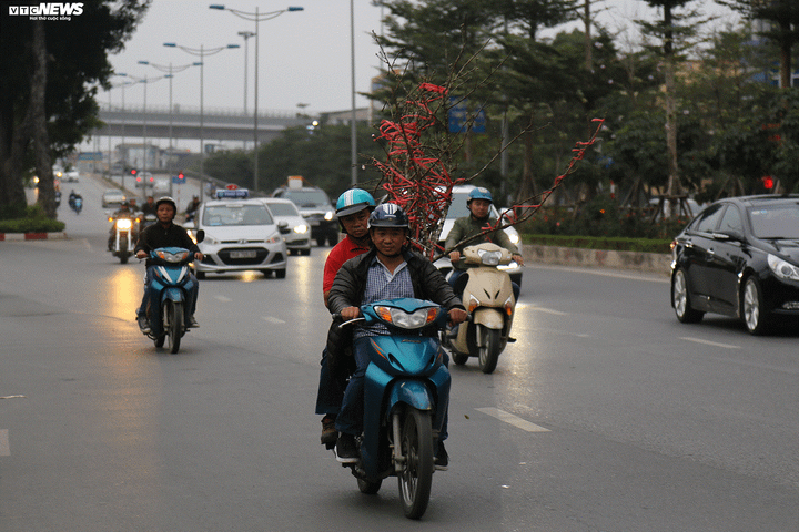 Phố Hà Nội tấp nập phiên chợ 'đại hạ giá' chiều 29 Tết - 11